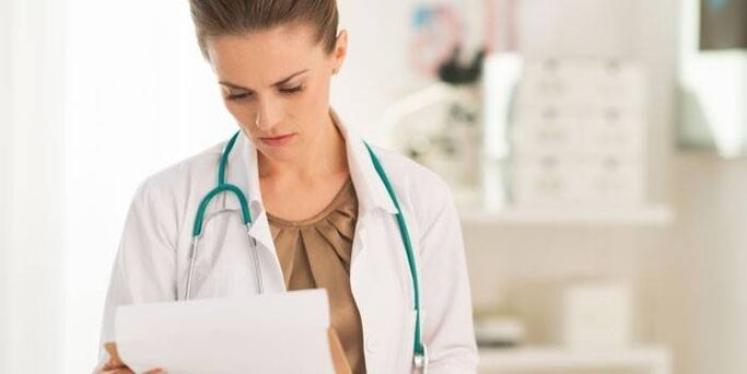 Le médecin examine des tests pour diagnostiquer le papillomavirus.